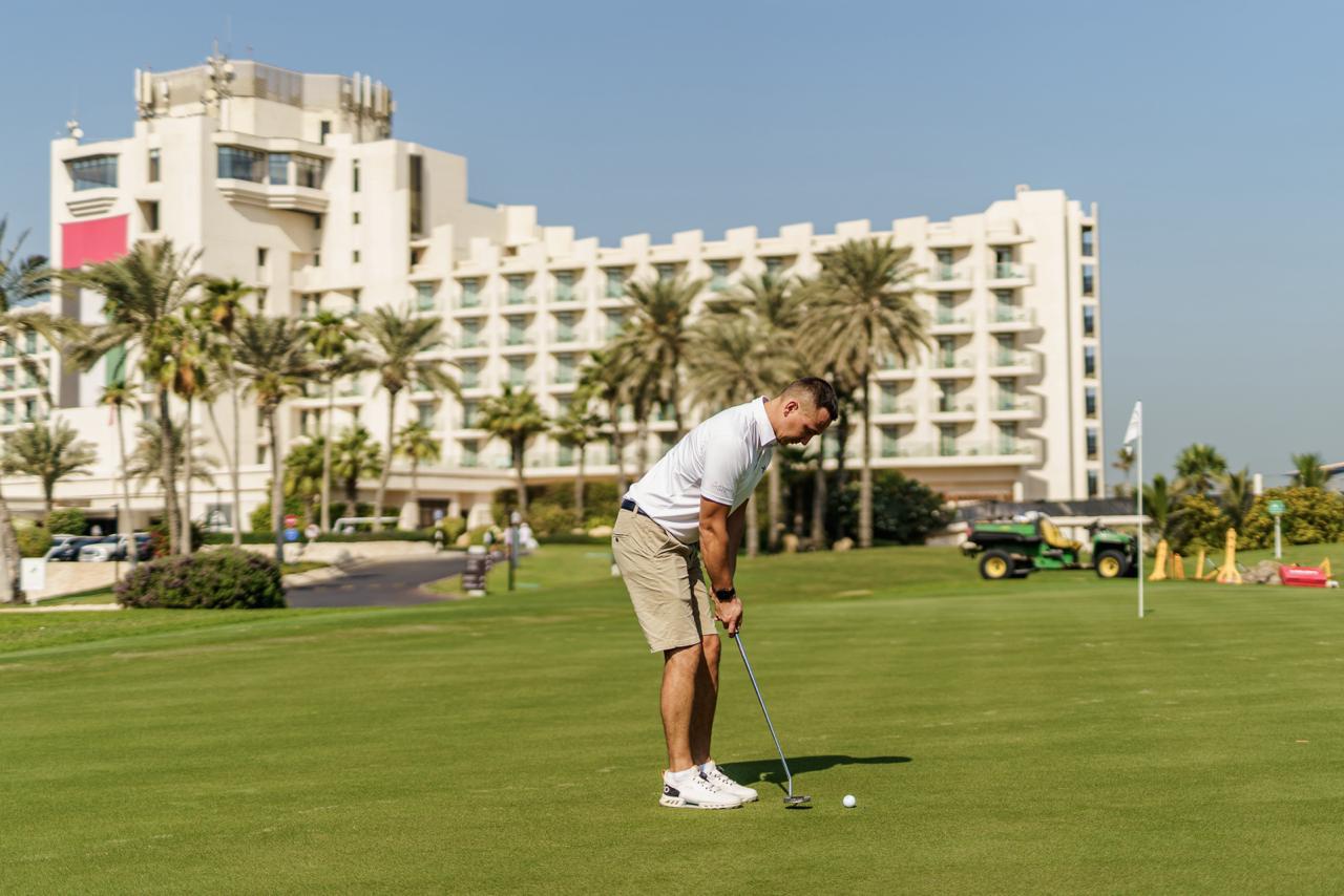 Golfer putting during TurfEducation 2025