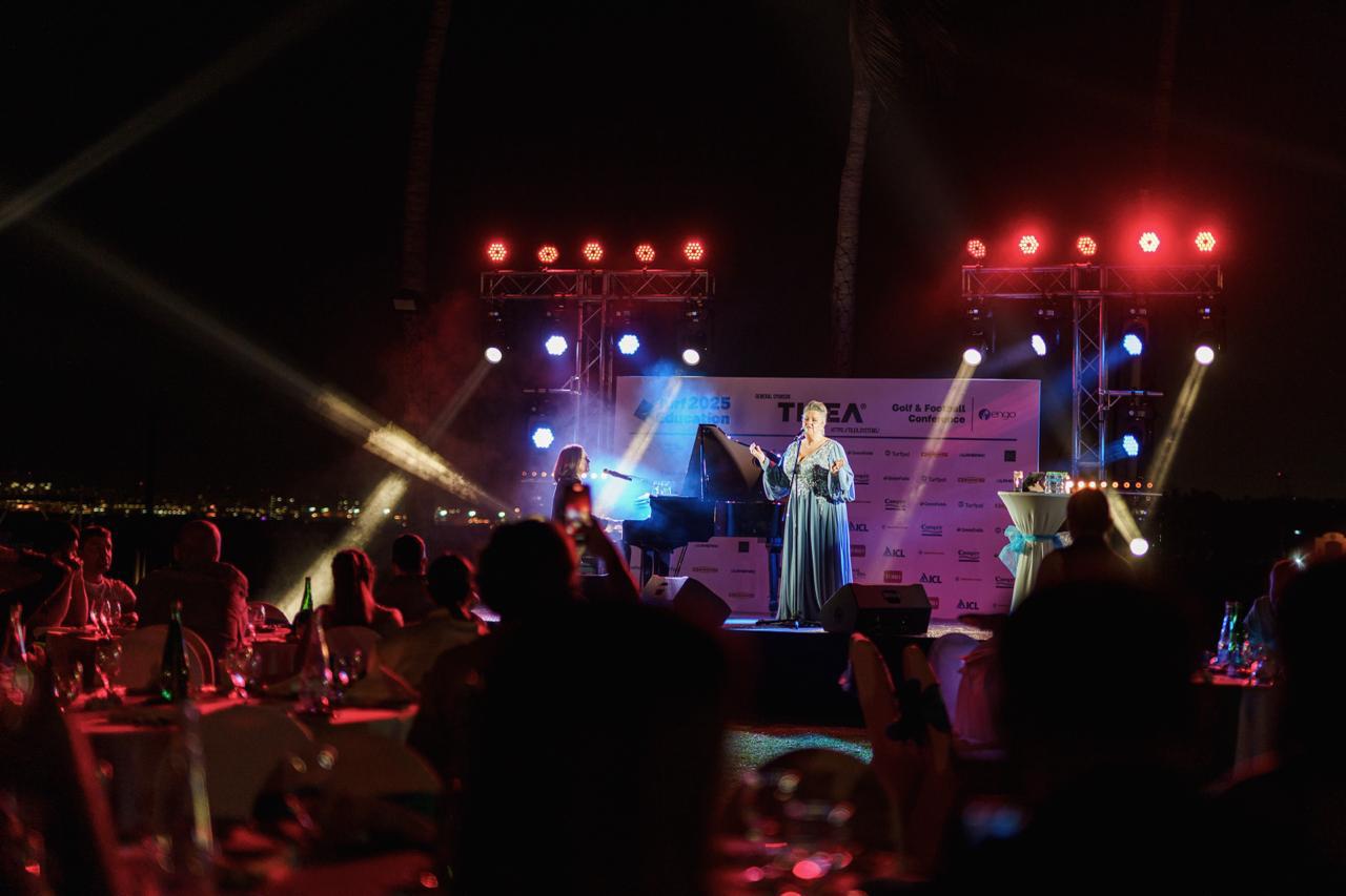 Live singer performing at the TurfEducation gala