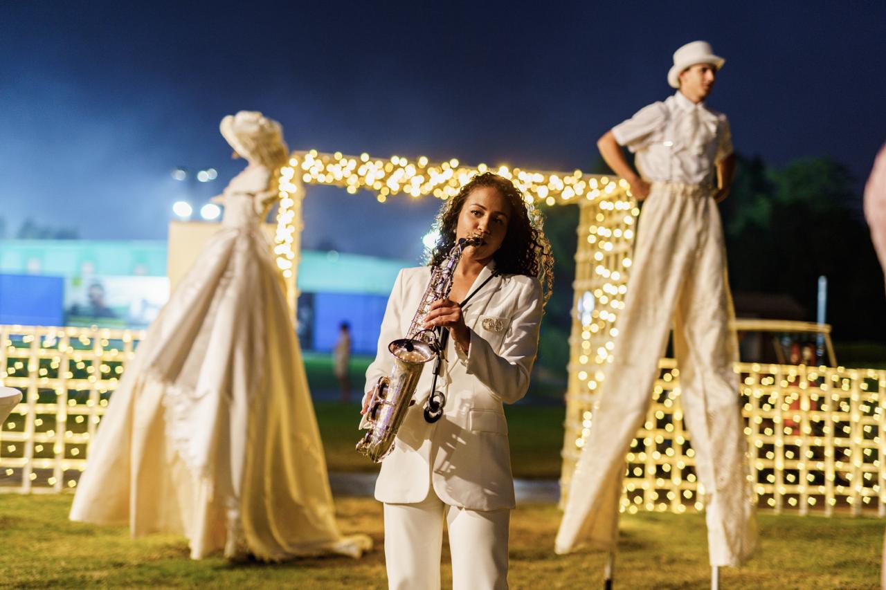 Saxophone and stilt performers at the evening event